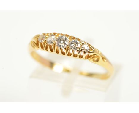 AN EDWARDIAN 18CT GOLD DIAMOND RING, designed with a row of five graduated old cut diamonds, set within claw settings to the 