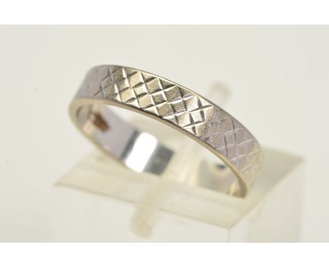 AN 18CT WHITE GOLD BAND RING, the flat band with engraved cross-hatch detail, with 18ct hallmark, ring size L1/2, approximate