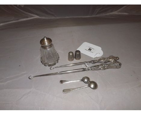 2 SILVER BUTTON HOOKS &amp; 2 SILVER THIMBLES EST [£15- £30]