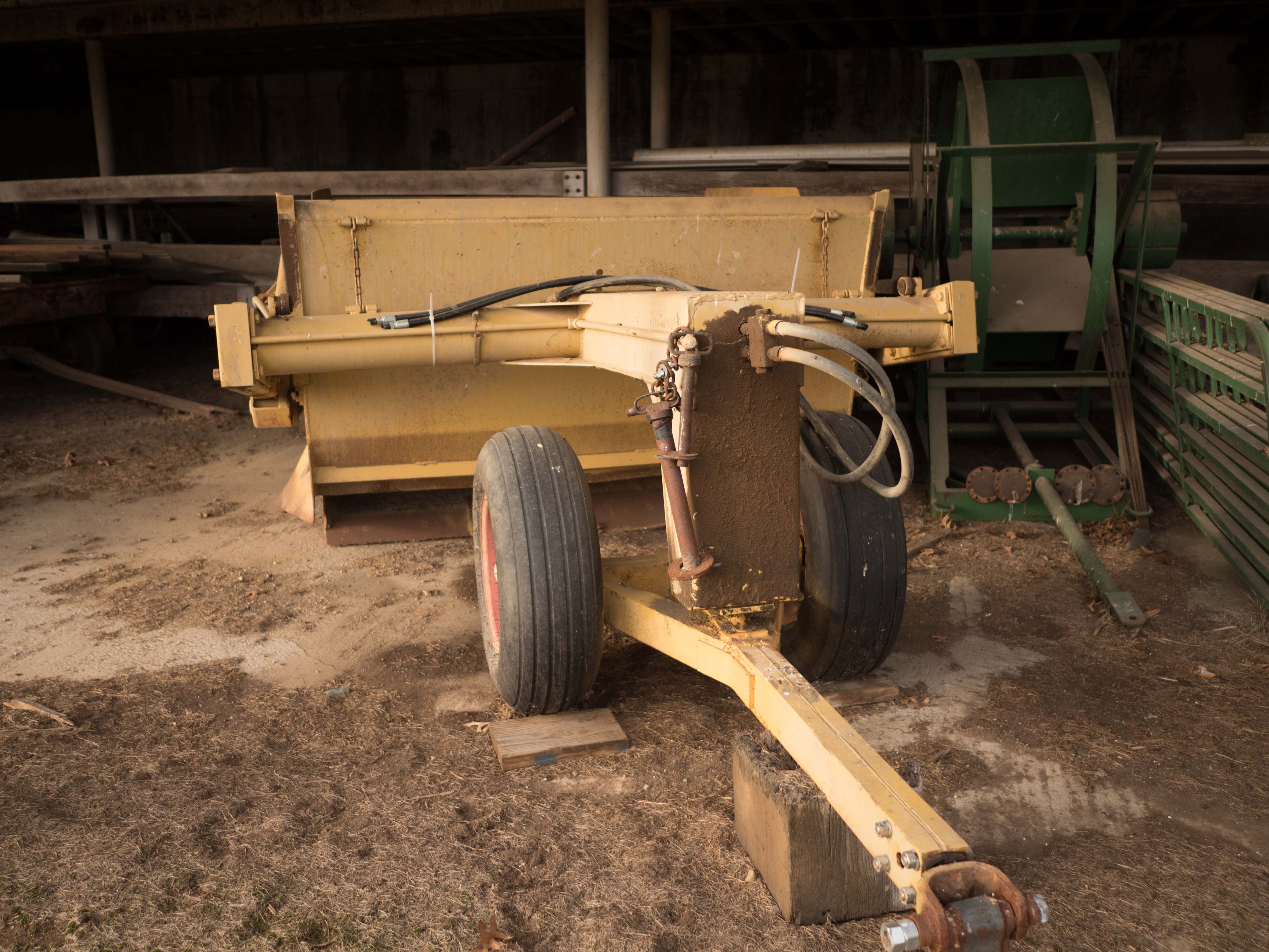 Eversman 600 dirt pan, 4 yard, pull type