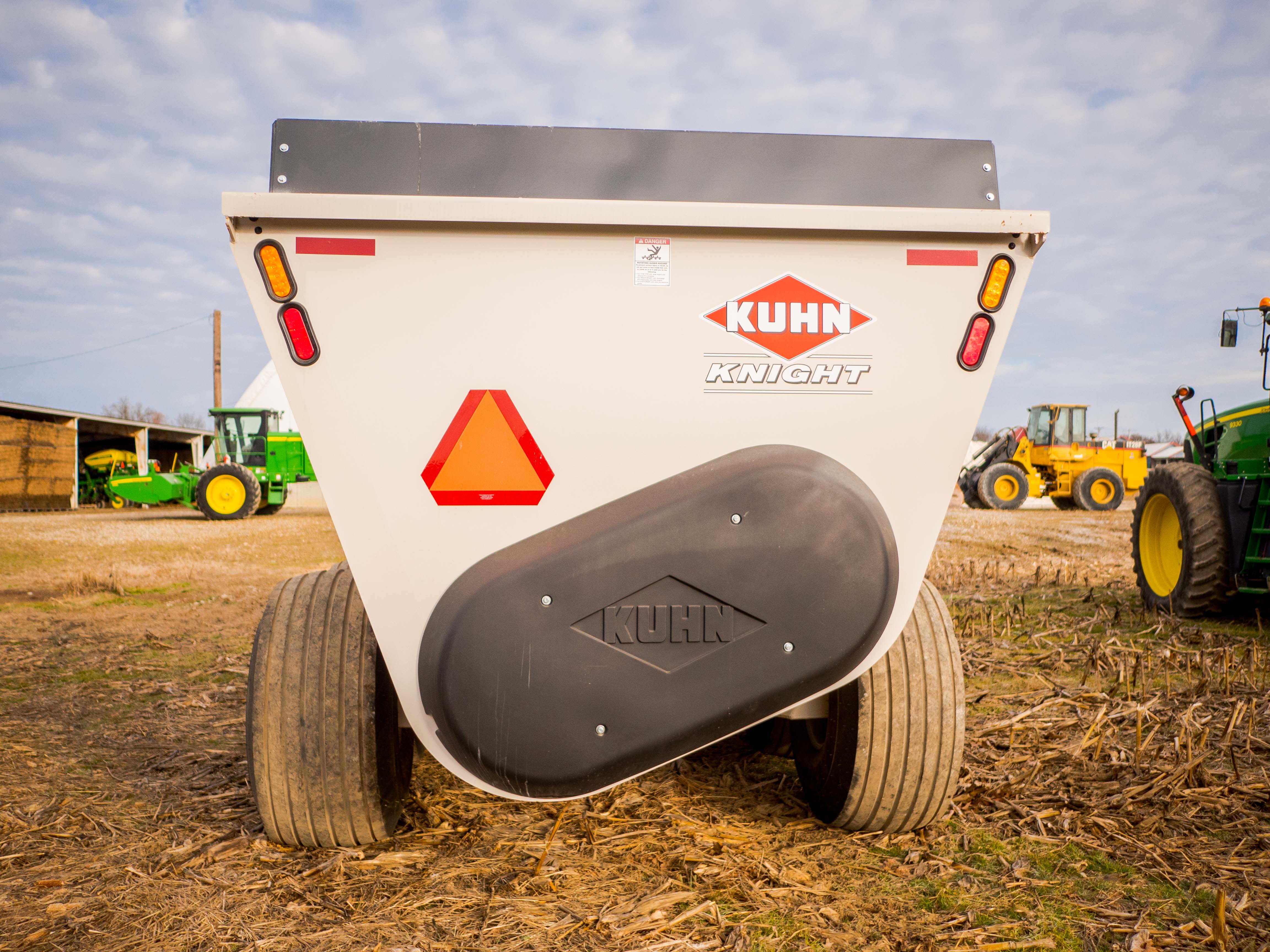 2015 Kuhn Knight Slinger SLC132 spreader, has only seen 800 ton of lime
