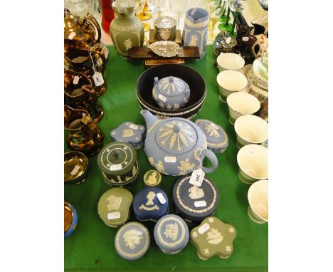 Wedgwood Jasperware teapot, various trinket boxes & a pillbox