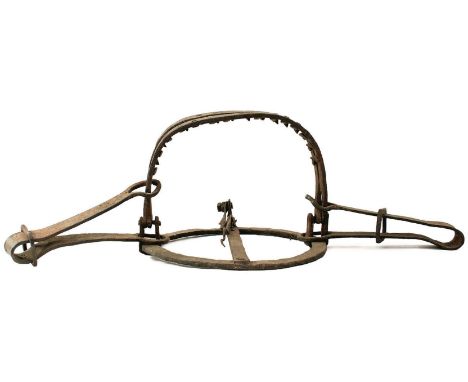 A SUBSTANTIAL 18TH CENTURY IRON MAN TRAP, blacksmith made, with semi circular teethed trap, 97cm wide over all approx. Follow