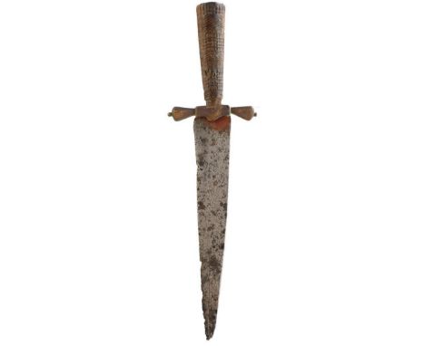 A LATE 16TH OR EARLY 17TH CENTURY NORTH EUROPEAN DAGGER, 19.5cm patinated blade, tip lacking, gilt spatulate form crossguard,