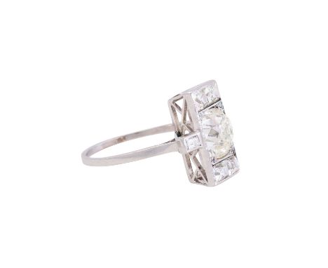 Art Déco Ring mit Altschliffdiamant von ca. 1.5 ct, ca. LGW-GW (J-K)/P1 und weitere Diamanten zus. ca. 0,5 ct, Platin, 4 g, R