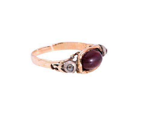 Barock Ring mit ovalem Granatcabochon flankiert von Diamantrosen gefasst in Silber, ansonsten RSG 14K, 2,8 g, RW: 56, 17.-18.