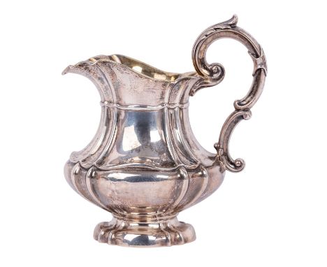 DEUTSCH "Größe Sahnegießer" 19./20.Jh. 12 Lot Silber, Bauchiger Korpus mit vertikalen Fugen auf eingezogenem Stand, breiter A