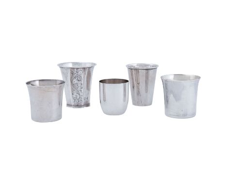 5-tlg Becherkonvolut, Silber, 20. Jh.: SCHWEDEN: 2 unterschiedliche Becher mit Innenvergoldung, 830 Silber, Jahresbuchstaben 
