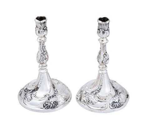KOCH & BERGFELD Paar 1-flammige Kerzenhalter, 800 Silber, 20. Jh. Balusterförmige Leuchter mit einem Muschel- und Rocaillende