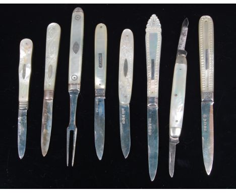 A George IV pocket / fruit knife, having folding silver blade and mother of pearl handle, by Joseph Willmor, Birmingham 1823;