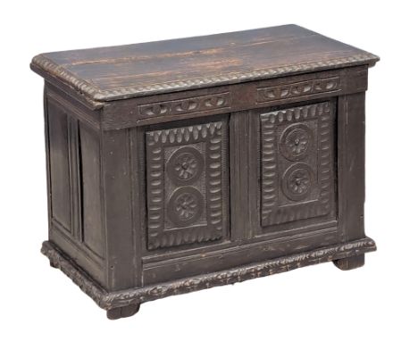 A small proportioned Late 17th Century, William III, oak coffer. Circa 1680/1700. 76x44x57cm