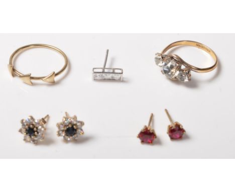 A collection of gold jewellery comprising of 3 pair of 9 ct gold earrings, a 9ct gold arrow ring together with a vintage roll