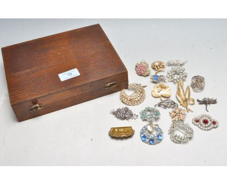 A collection of vintage mid to late 20th Century costume jewellery brooches to include a gold tone wheat sheath brooch, a whi