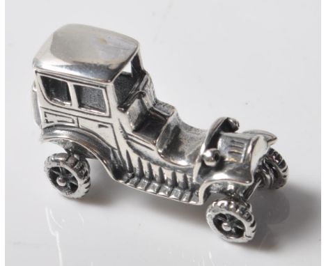 A vintage style stamped .925 silver charm / ornament in the shape of a car. Weighs 8.9g. Measxures 3cm.&nbsp;
