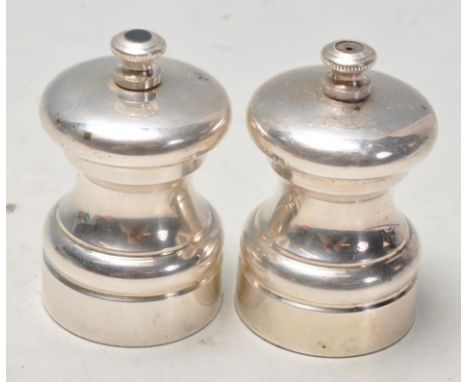 A pair of retro vintage late 20th century salt and pepper mills of capstan form with Peter Piper grinders (London 1981) Park 
