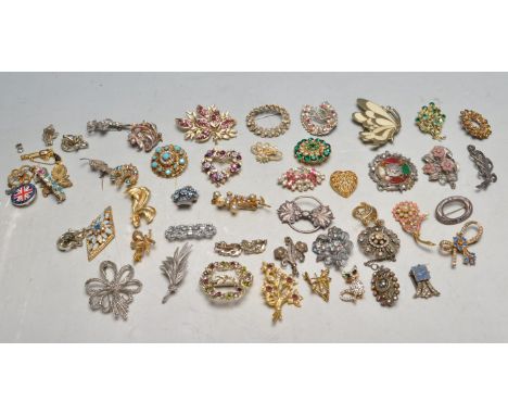 A collection of vintage 20th century and later costume jewellery brooches comprising of an Art Deco style brooch,Victorian re