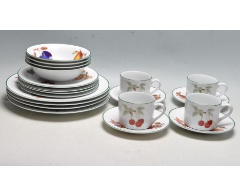 A 20th century Royal Mail / Royal Worcester Evesham Vale pattern 20 piece dinner service comprising of plates of various size