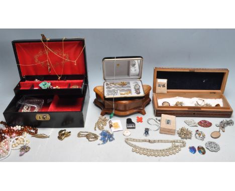 A collection of vintage 20th century costume jewellery to include plastic beaded necklaces, yellow and white metal necklaces,