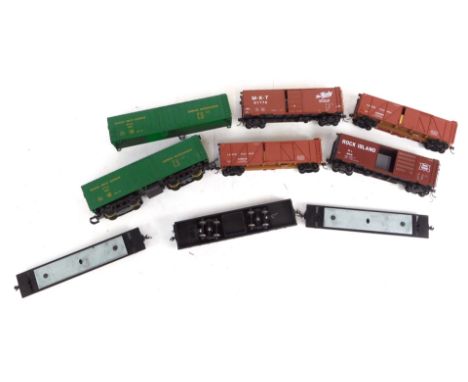 A group of OO gauge rolling stock, to include a Bachmann Pacific Fruit Express PFE924 (2), etc. 