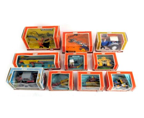 Britain's diecast and plastic 1:32 scale tractors and farm implements, including 9542 forage harvester, 9564 elevator, 9522 M