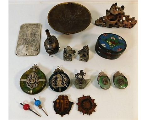A quantity of mixed Oriental &amp; Chinese items including a cloisonne box &amp; jade style items