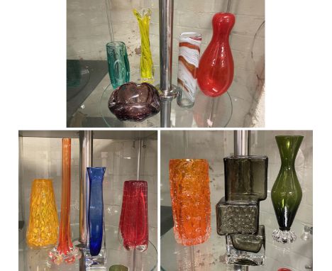 COLLECTION OF ART GLASS TO INCLUDE WHITE FRIARS - 12 PIECES IN TOTAL 
