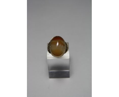 A 9CT GOLD AGATE RING, with large agate cabachon stone to the fancy tapered shank, hallmarks for Birmingham, ring size L