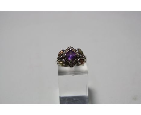 A FANCY GEM SET RING, with amethyst gemstone, stamped 12k to the bi-coloured foliage, graduated design, ring size K1/2