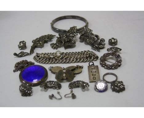 A SMALL COLLECTION OF JEWELLERY, to include enamel locket, marcasite jewellery, silver curb link, earrings, silver ingot, sil