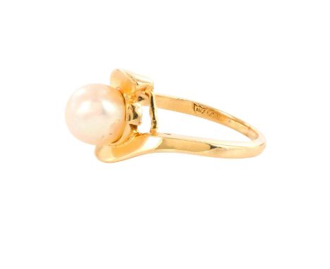 Classic cocktail ring adorned with a large light pink pearl enveloped in two sweeping gold shoulders.Â&nbsp;Size 6.75.Round p