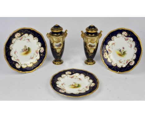 Set of twelve Coalport cabinet plates hand painted with exotic birds and floral sprays, 22,5cm dia. and two similar urns, H 2