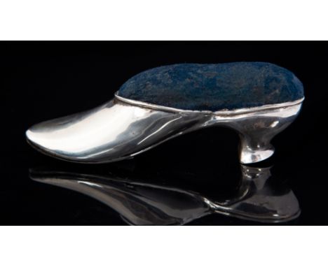 An Edwardian silver large kitten heel shoe shaped pin cushion, William Hair Haseler, Birmimgham, 1907 