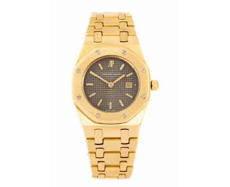 Audemars Piguet, an 18ct gold Audemars Piguet Royal Oak wristwatch, 3cm circular textured dial with an ocatgonal bezel, date 