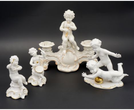 4 Puttofiguren, Schaubach Kunst, Wallendorf, 20.Jh. elfenbeinfarbener, zweiflammiger Kerzenleuchter mit musizierendem Putto, 