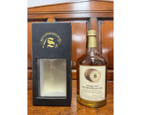 Glenlivet Signatory Vintage 1967 Single Highland Malt Scotch Whisky, matured in oak casks for 25 years, distilled 28.4.67, bo