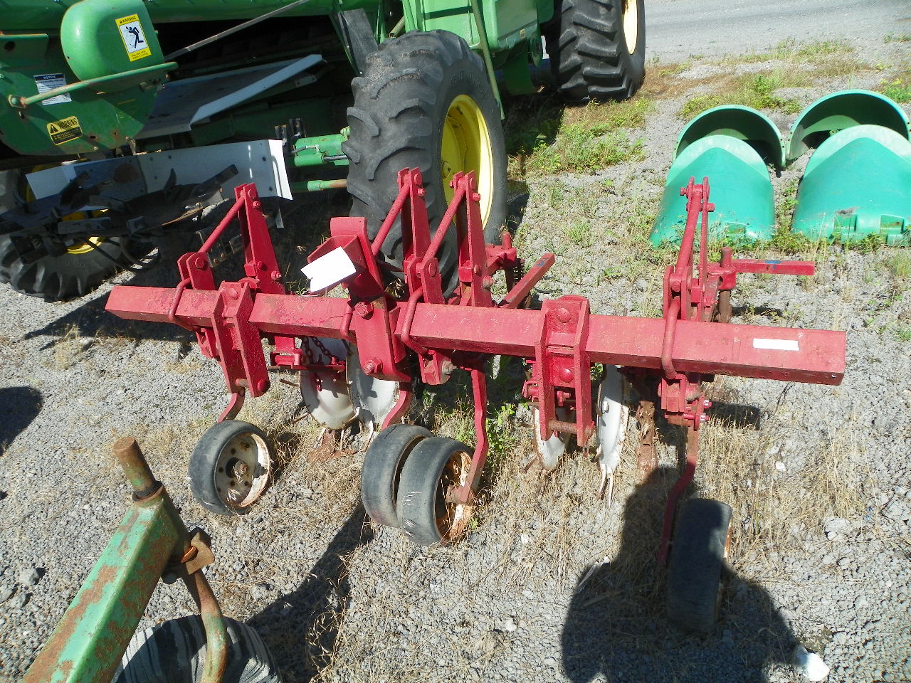 Tag4805 IH 2 row cultivator