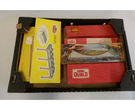 Hornby Dublo Suburban station kit, engine shed extension kit, six platform extensions, three side platform extensions, plasti
