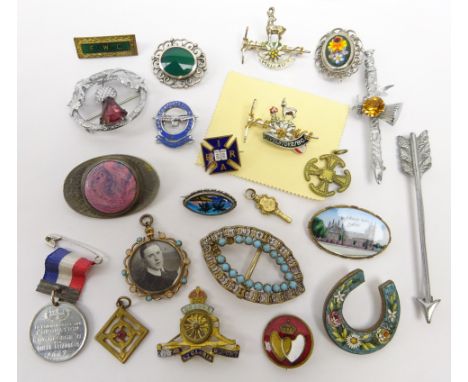 Continental micro mosaic horseshoe brooch, enamel &amp; gilt metal Westminster Abbey brooch, pewter &amp; cabochon brooch, Ed