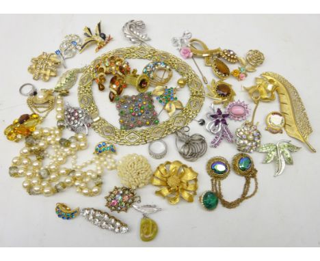Collection of vintage dress brooches, necklaces, rings etc 