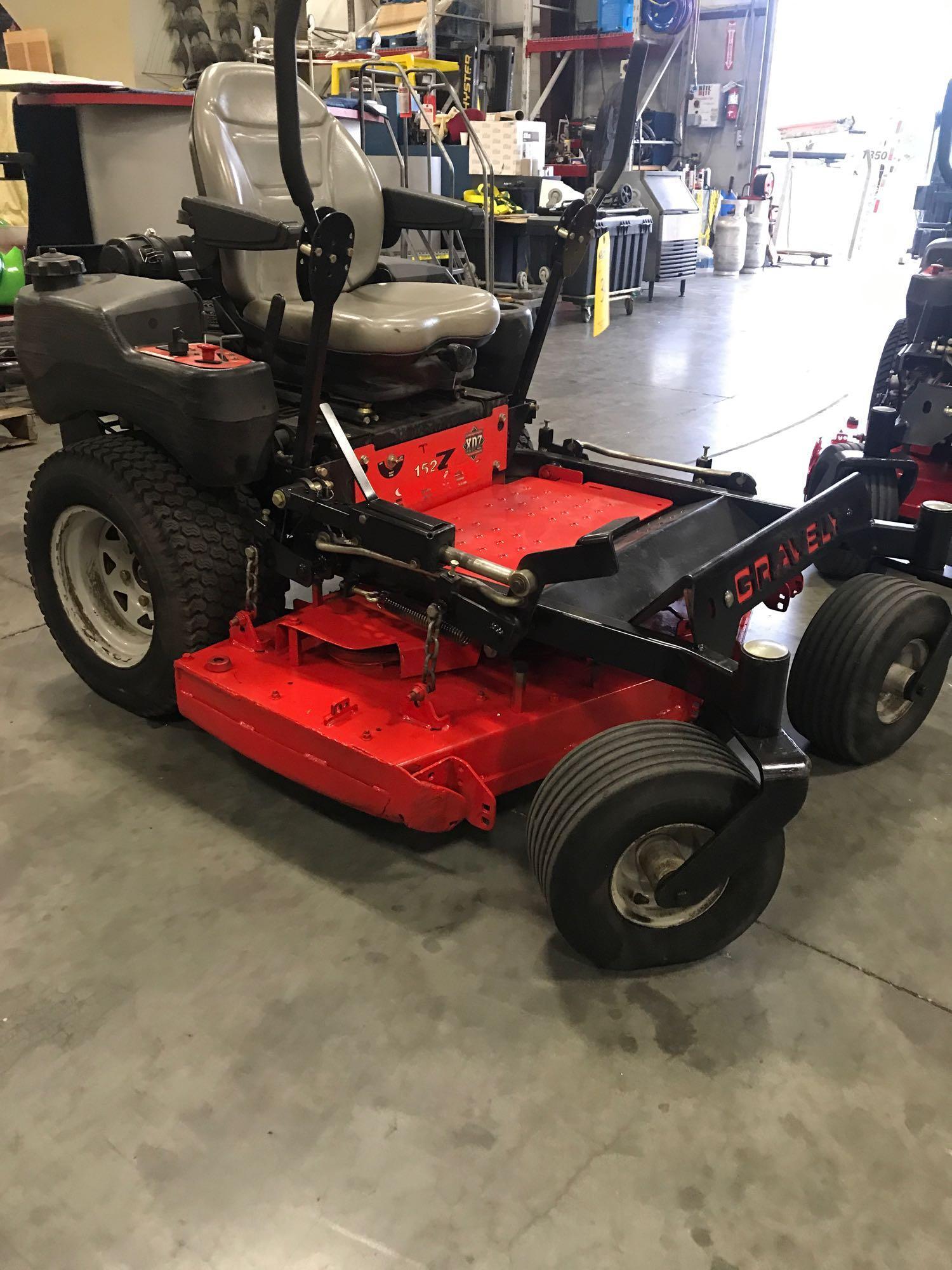 GRAVELY 152Z ZERO TURN COMMERCIAL MOWER, 52" DECK, RUNS, KAWASAKI GAS