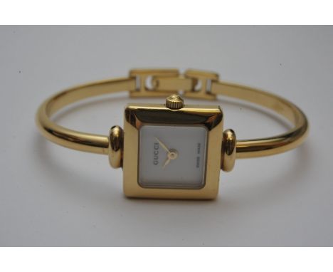 A ladies gold tone Gucci 1900L bangle wristwatch