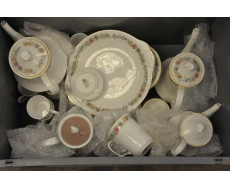 A Royal Albert 'Belinda' pattern tea and dinner set 