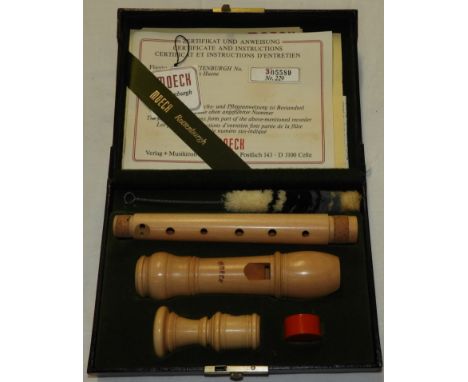 MOECK ROTTENBURGH RECORDER WIND INSTRUEMENT IN BOX WITH CERTIFICATE AS NEW  