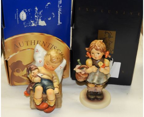 2 HUMMEL FIGURES LITTLE VISITOR 563 &amp; JUST DOZING 451 BOXED  
