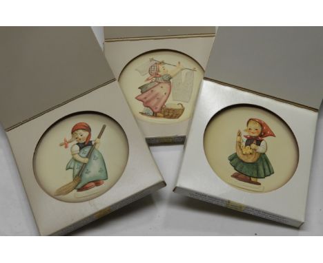 3 HUMMEL MINIATURE COLLECTORS PLATES LITTLE SWEEPER, WASH DAY &amp; CHICKEN LICKEN  