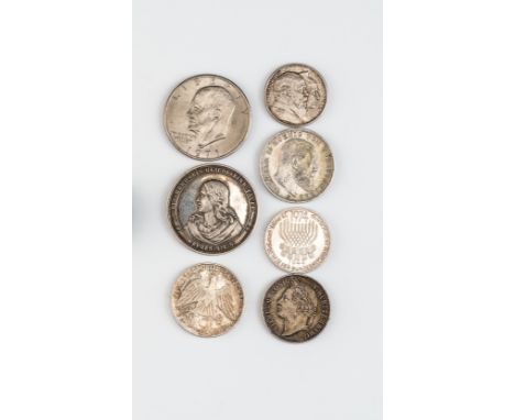Teilw. Silber. Württemberg: Gulden 1841, zum 25-jährigen  Regierungsjubiläum, ss. 3 Mark 1909, ss. Baden: 2 Mark 1906  Golden