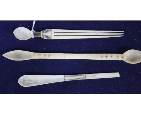 A Zulu bone snuff spoon-comb and two similar snuff spoons, 19th/20th century, Condition - the shortest spoon is lacking one e