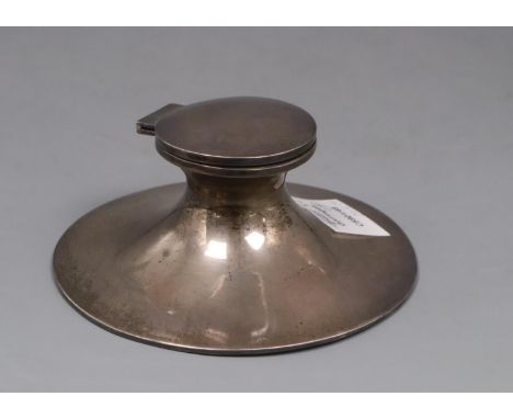 An early 20th century silver capstan inkwell, 15.2cm, glass missing and marks rubbed.