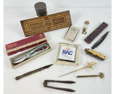 A collection of assorted vintage items to include boxed Bengall cut throat razor. Lot also includes: boxed RAC Jaguar car bad
