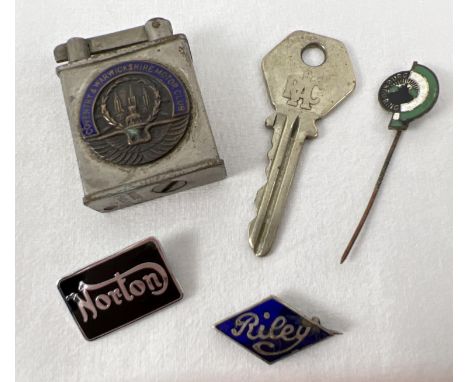 A small collection of vintage automobilia related items to include 3 enamel pin badges. Lot comprises: RAC key, lighter with 